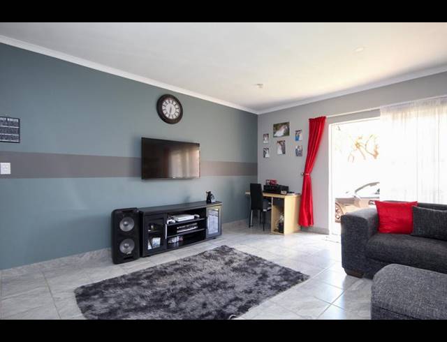 3 BEDROOM TOWNHOUSE FOR SALE IN THATCHFIELD